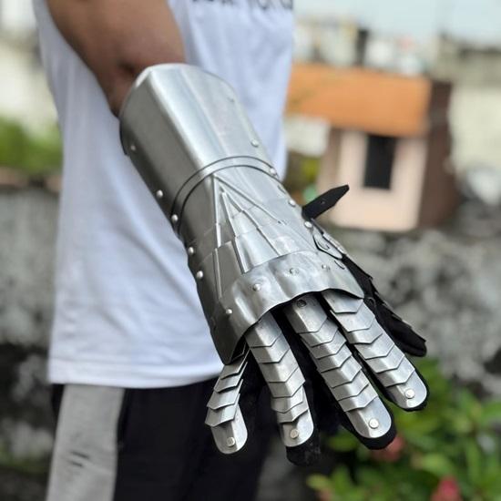 Articulated Gothic Gauntlets  Premium Polished Steel Knight Gloves for Authentic Medieval LARP, Cosplay  Renaissance Armor Enthusiasts