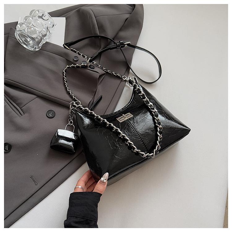 

Маленькая портативная сумка-цепочка из кожи с масляной восковой пропиткой, женская, новая модная популярная сумка-мессенджер 2025 года, универсальная на плечо, подмышку, тренд