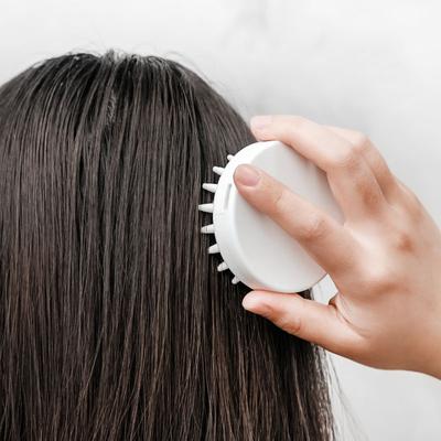 Spazzola per shampoo bianca, pettine per massaggio alla testa, spazzola per shampoo in silicone, massaggiatore per graffiare il cuoio capelluto