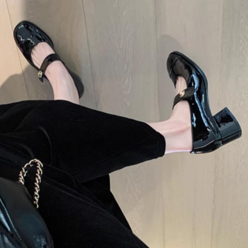 Französischer College-Stil klassisch vielseitig runder Kopf leichte Öffnung ein Wort mit dickem Absatz Mary Jane Einzelschuhe Damen kleine Lederschuhe Damen s