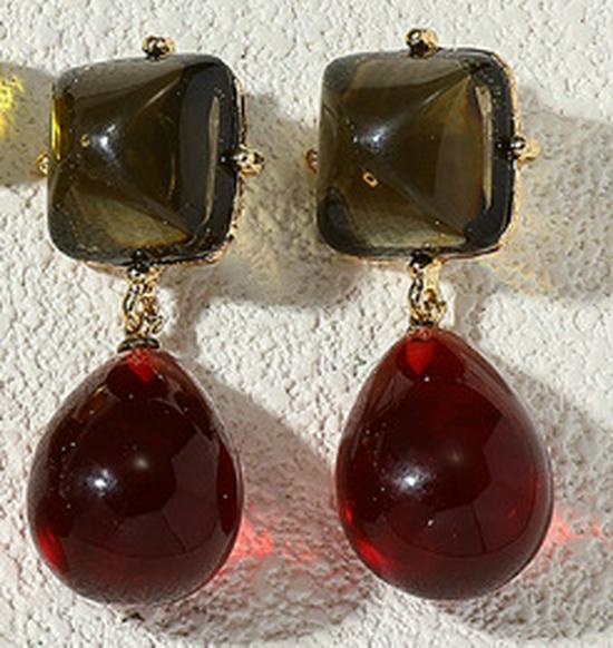 Artistic Retro Square Jewelry Set: Simple, Elegant, Translucent Earrings & Necklaces in Hong Kong Style.