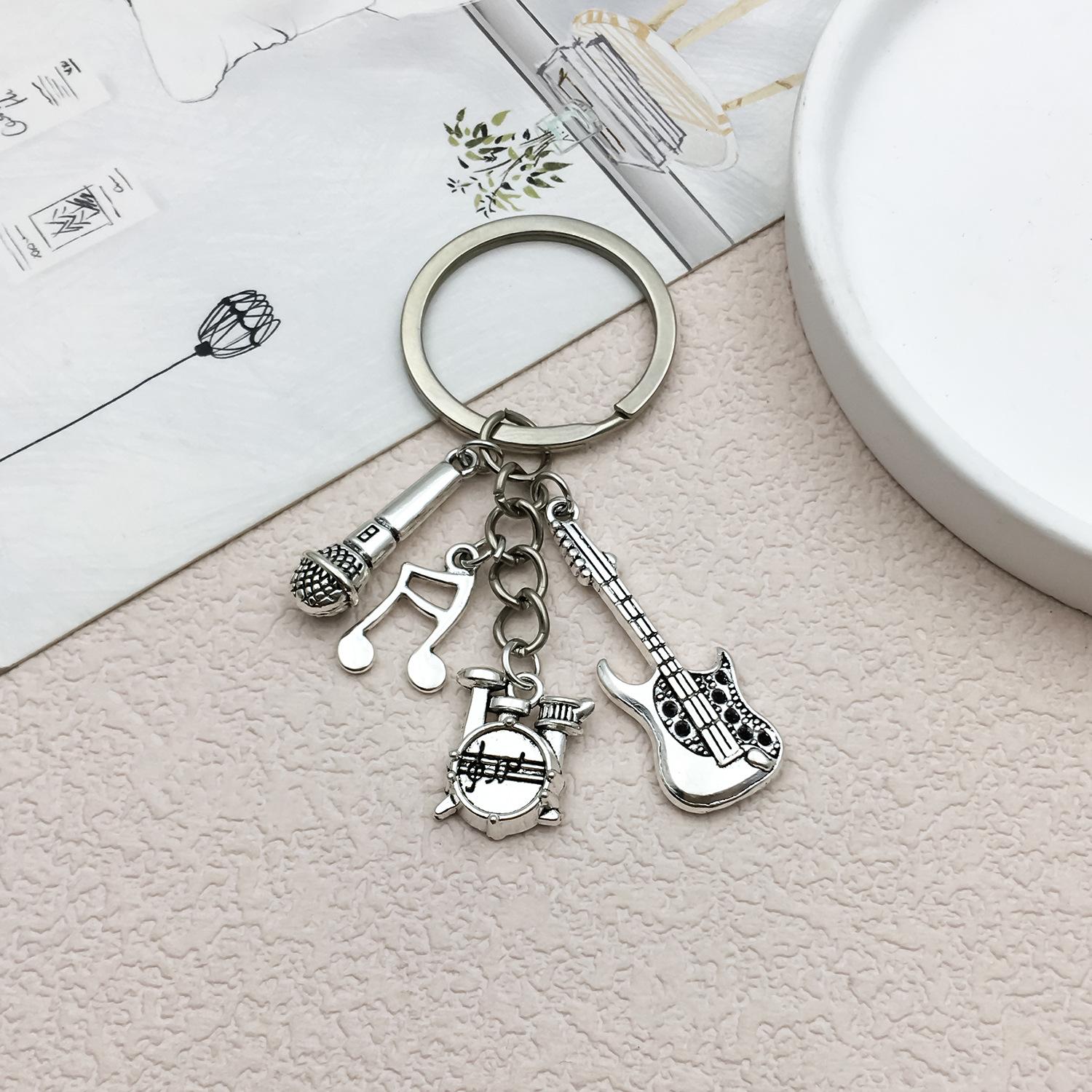 

Винтажный серебряный брелок с группой: Подвеска Гитара, Микрофон, Музыкальная нота и Барабан