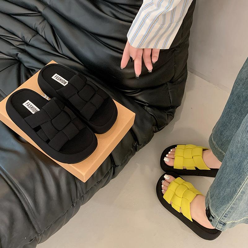 2025 summer new thick-soled cool slippers women's summer outer wear heightening sandals seaside beach one-word slippers women's shoes