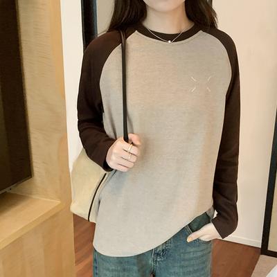 Camiseta feminina raglan retrô americana, manga comprida, gola redonda, com blocos de cores, estilo solto e versátil, outono e inverno