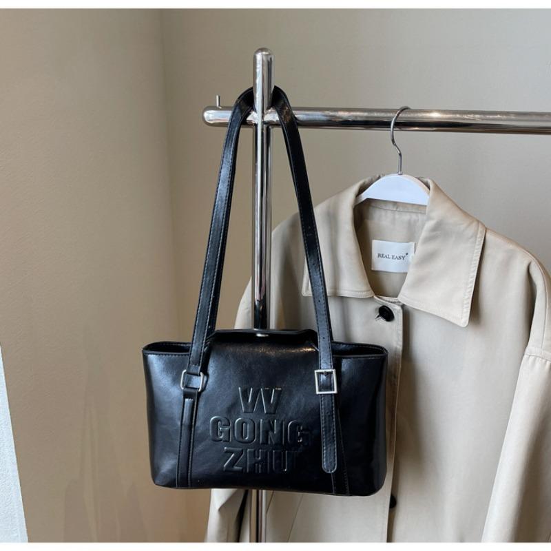 

Нишевая сумка-багет с надписью, женская новая летняя универсальная, большой вместимости, высококлассная на плечо, для通勤 чёрный