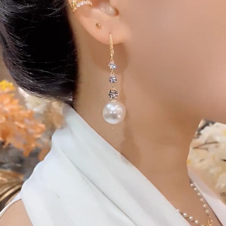 Elegante Ohrringe mit Perlenanhänger: Vielseitig und Figurformend für Frauen - Trend 2025.