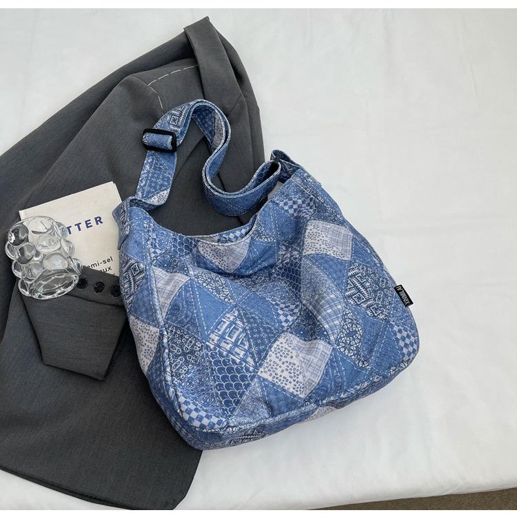 Женская большая вместительная пригородная сумка через плечо — фото 11