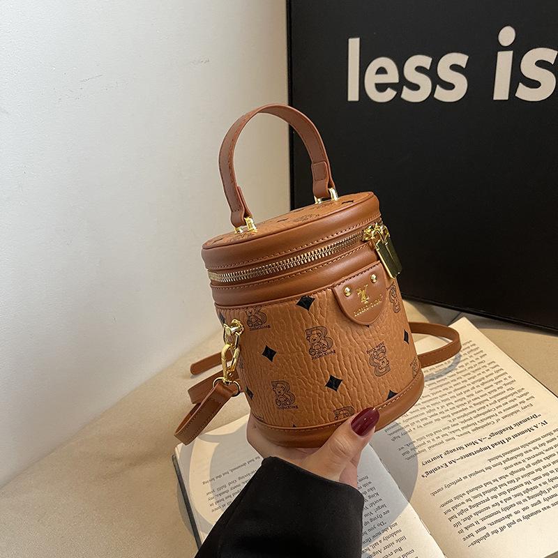 

2024 Cute Bear Print Small Square Crossbody Bag: Fashionable Single Shoulder Coin Purse