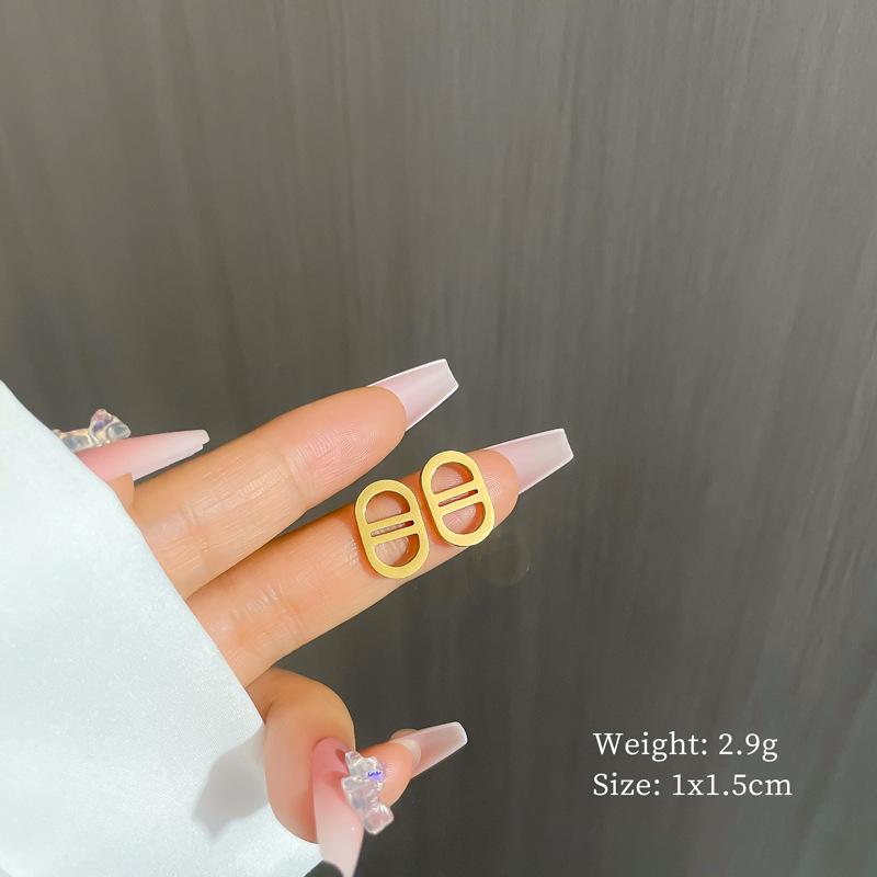 Cercei minimaliști tip stud din oțel titan cu sidef și trifoi cu patru foi - Design androgin pentru temperament individual și eleganță de banchet.