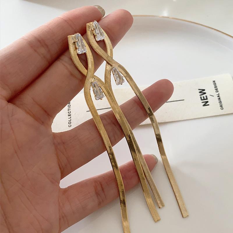 Metal Lines, Fringed Ears, Wind Long Earrings, Fashionable Temperament, Exaggerated High-end Ears