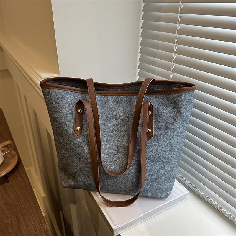 

Женская сумка большой вместимости 2024 года в корейском стиле, универсальная сумка-тоут для работы, однотонная текстурированная темно-коричневого