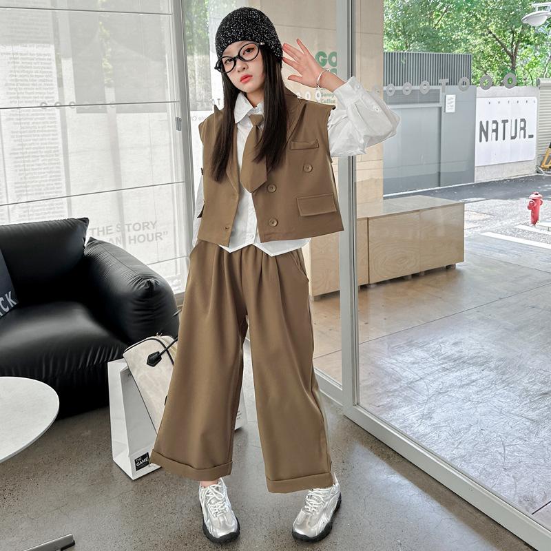 Mädchen Herbstkollektion: Minimalistisches, stilvolles und cooles zweiteiliges Anzugset mit Weste und Hose