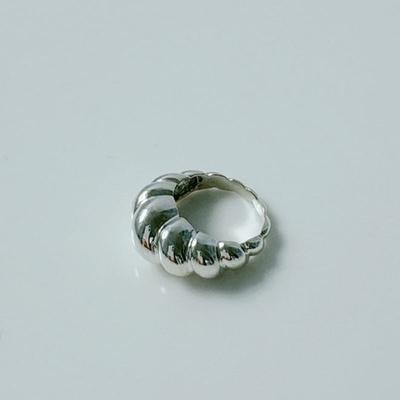 Etrive Croissant Ring