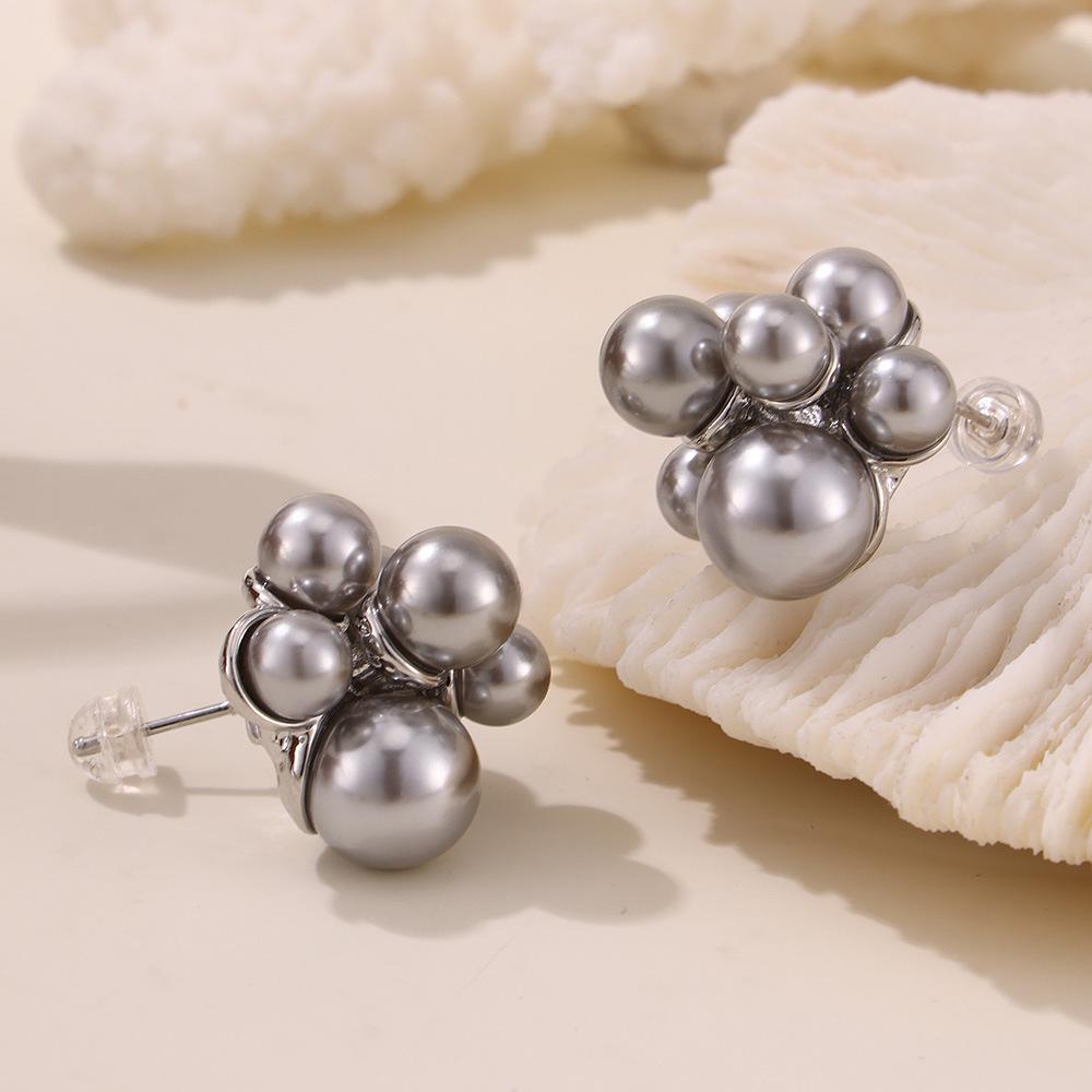 Qiong Yao Shi Jia Classic Pearl Stainless Steel Earrings: Elegant, Versatile Studs for Women