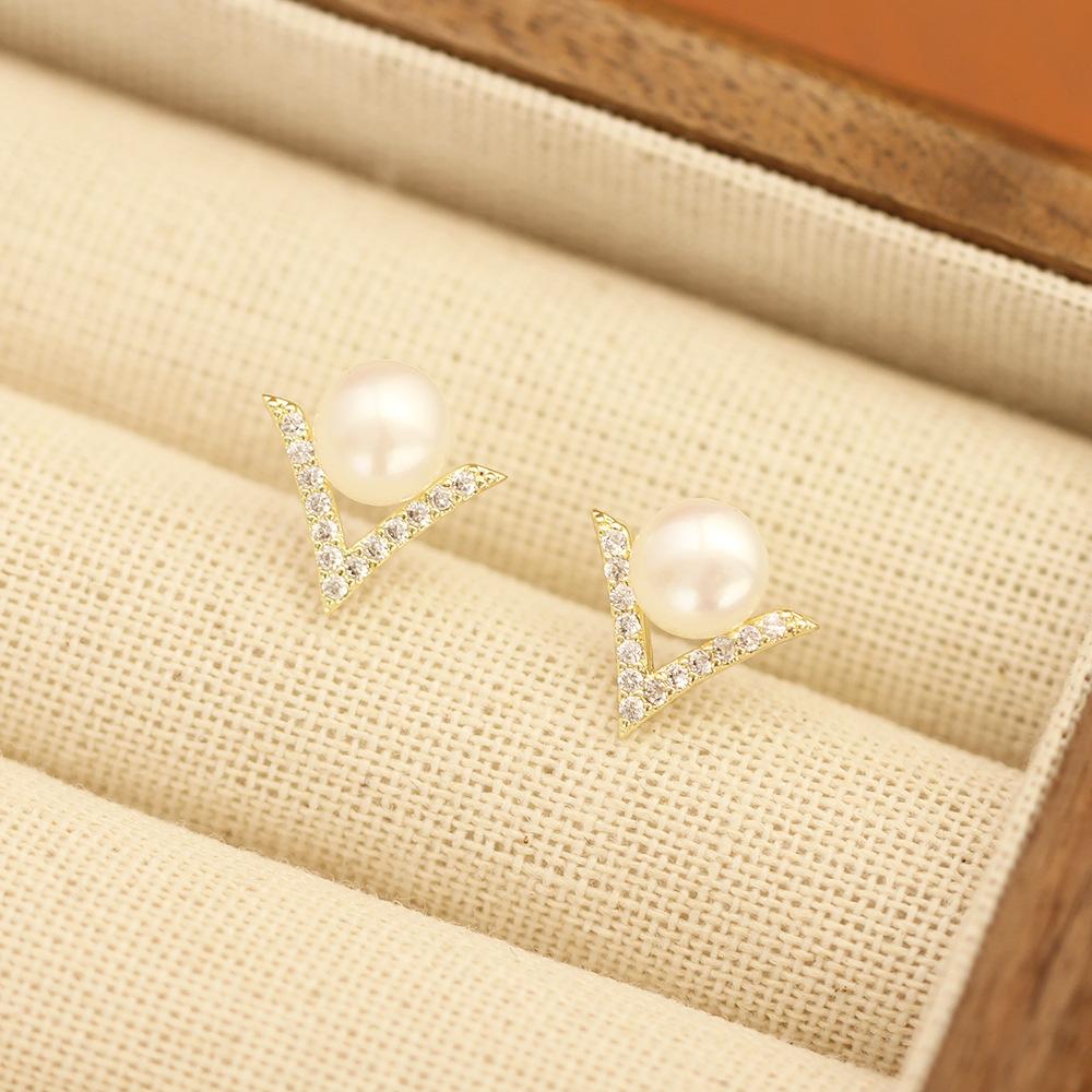 Classic Versatile Stone-inlaid Gold-plated V-shaped Earrings, Natural Freshwater Pearl Studs, 925 Silver Needle Earrings, Female Stars of the Same Sty