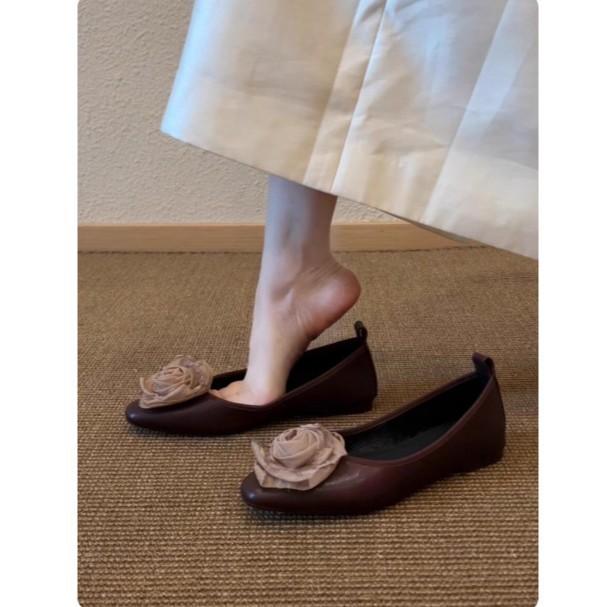 

Версия из коровьей кожи~ Французские ретро туфли-лодочки с квадратным носком и мелким вырезом, женские 2025 новинка, литературный стиль, цветочные балетки для юбки 40