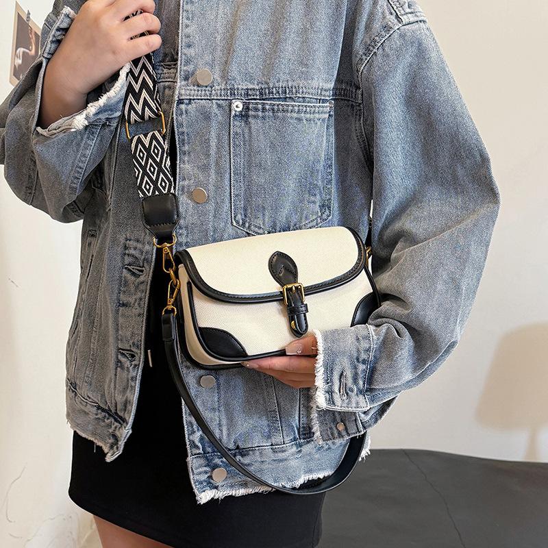 

2025 autumn new women s bag matte contrasting color shoulder messenger bag women s retro mailman simple and versatile small square bag 22*8*14*26