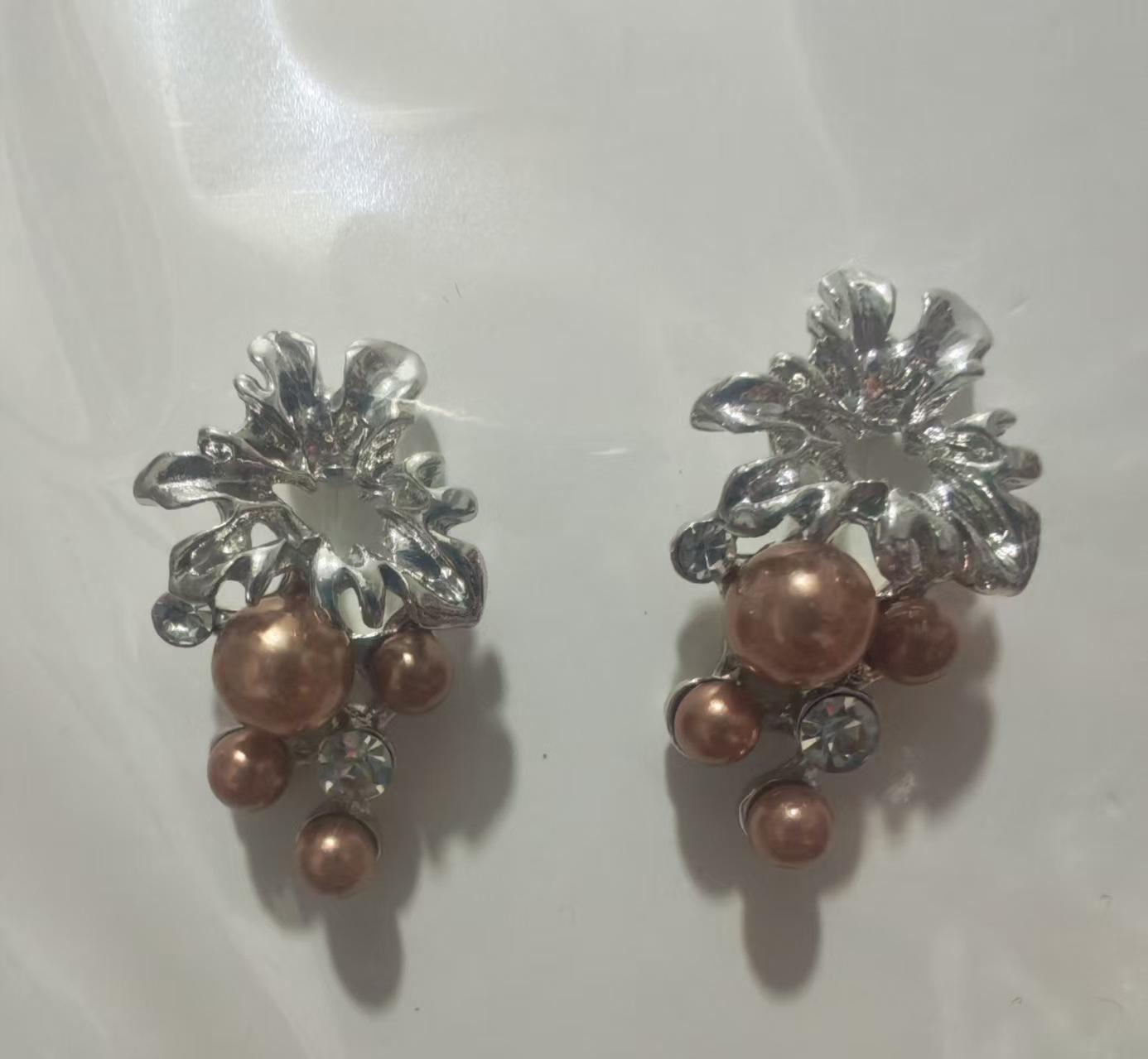 Elegant 2026 French Pearl Zirconia Earrings: Retro Gold Floral Design for Bridal and Banquet Wear
