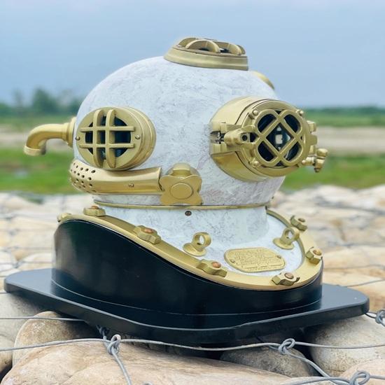 45.72 cm White Diving Helmet Mark V US Navy Diving Divers Helmet with Wooden Base Nautical Maritime Decor Best Gift