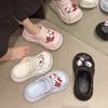 Im Sommer 2025 die neuen niedlichen Cartoon-Cool-Slipper, Plateauschuhe mit Löchern und rutschfeste Cool-Slipper für zu Hause.