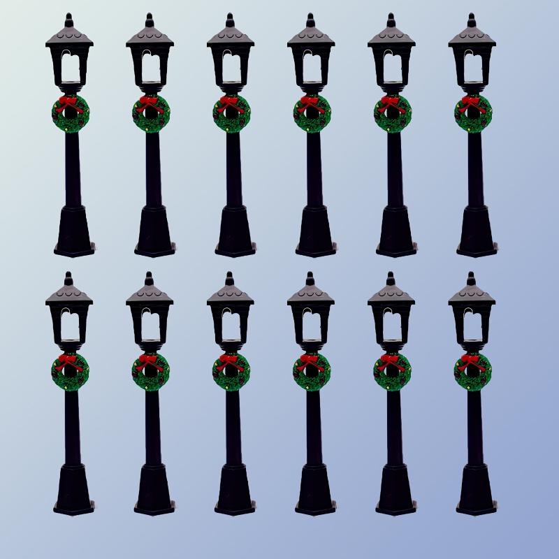 Weihnachts-Mini-Laternenpfahl mit festlichem Kranz, festlichen Hängedekorationen und Statuenornamenten - Schwarzes Straßenlaternenpfahl-Ornament