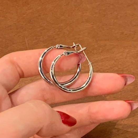 Xu I is dazzling, Zhao Ruth has the same silver needle plain circle earrings, earrings, simple temperament earrings.