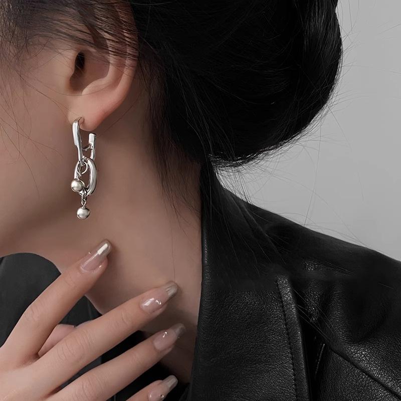 Orecchini da donna dallo stile distaccato e dalla personalità unica