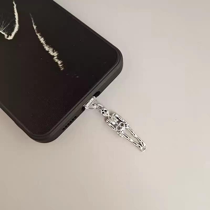 1 Stück Totenkopf-förmiger Handy-Staubschutzstecker, geeignet für iPhone/Typ-C, ausgefallenes Geschenk für Ladeanschluss