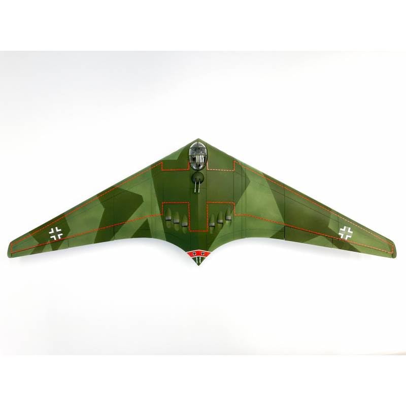 Rocket Models Fist of War Series German Transcontinental Super Bomber Horten Plastic Model 47046 1/72 H.18A