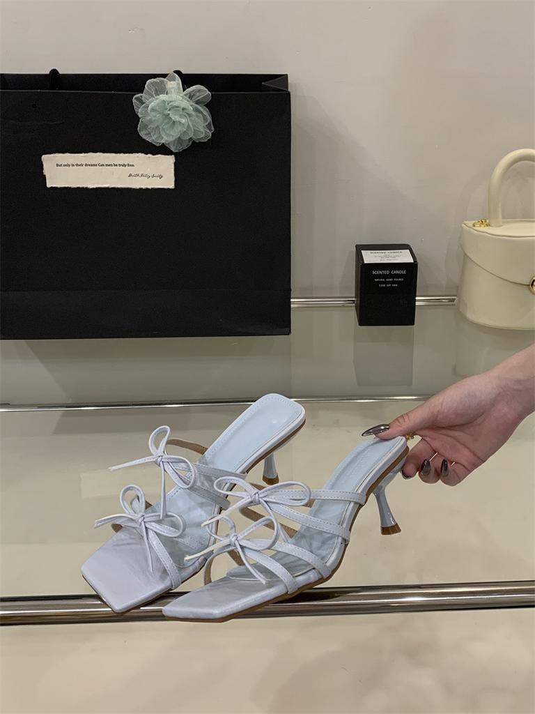 2025 Sommer neue Feenstil High-Heel coole Hausschuhe tragen dünnen Riemen Schleife mit Rock Temperament Hausschuhe Frau