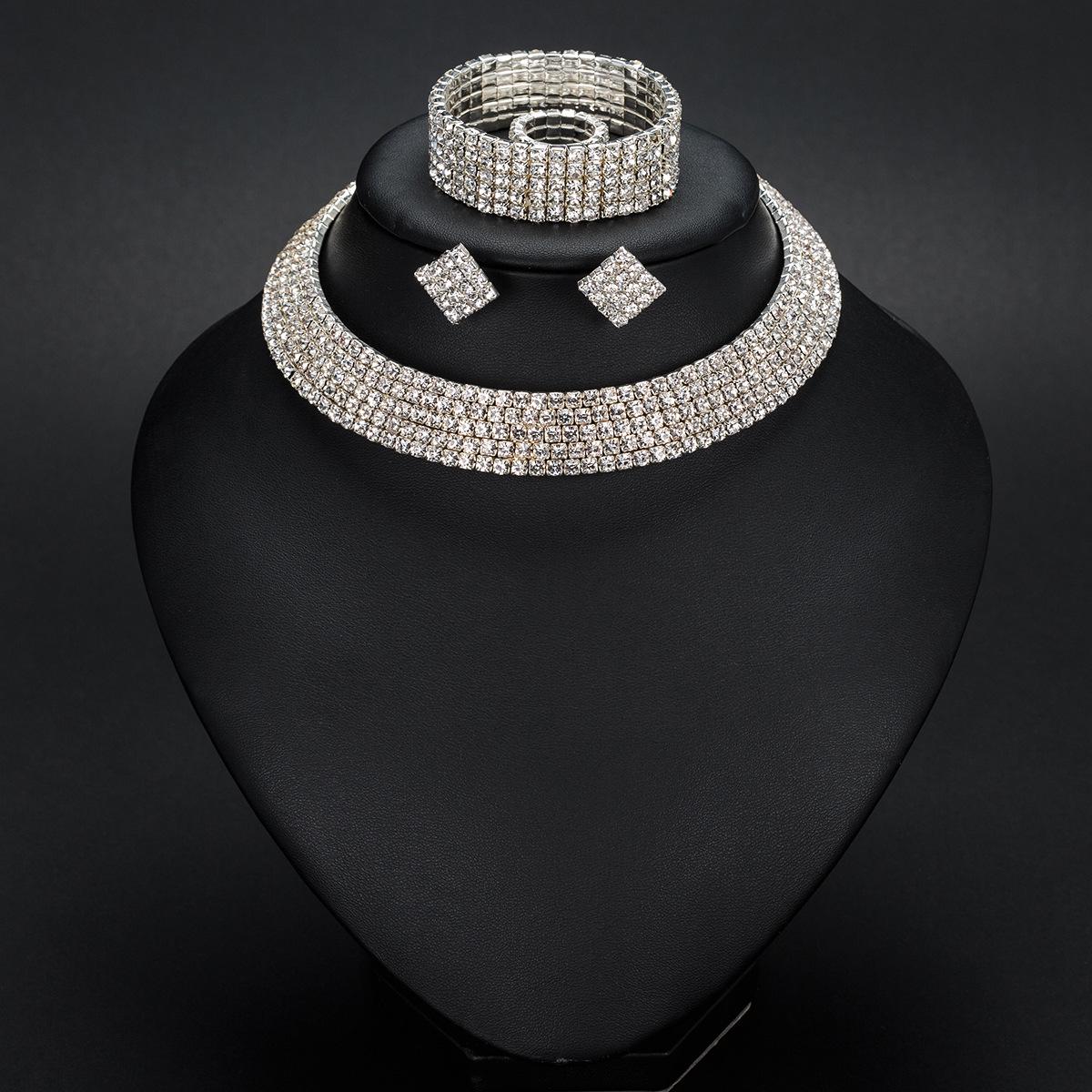 

Европейский и американский набор модной бижутерии: Полый чокер с бриллиантами, серьги, кольцо, браслет - N387