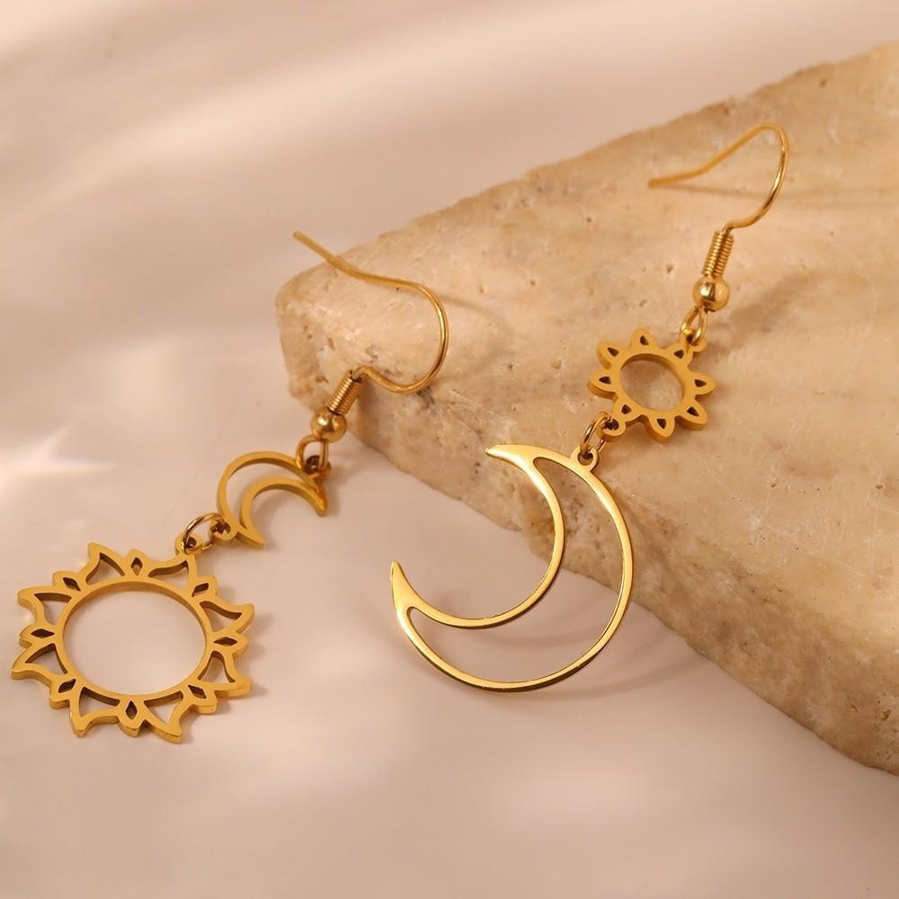 1 Pair Fashion Retro Hollow Earrings Bohemian Style Alloy Sun Moon Earrings Ethnic Asymmetric Design Drop Earrings for Women