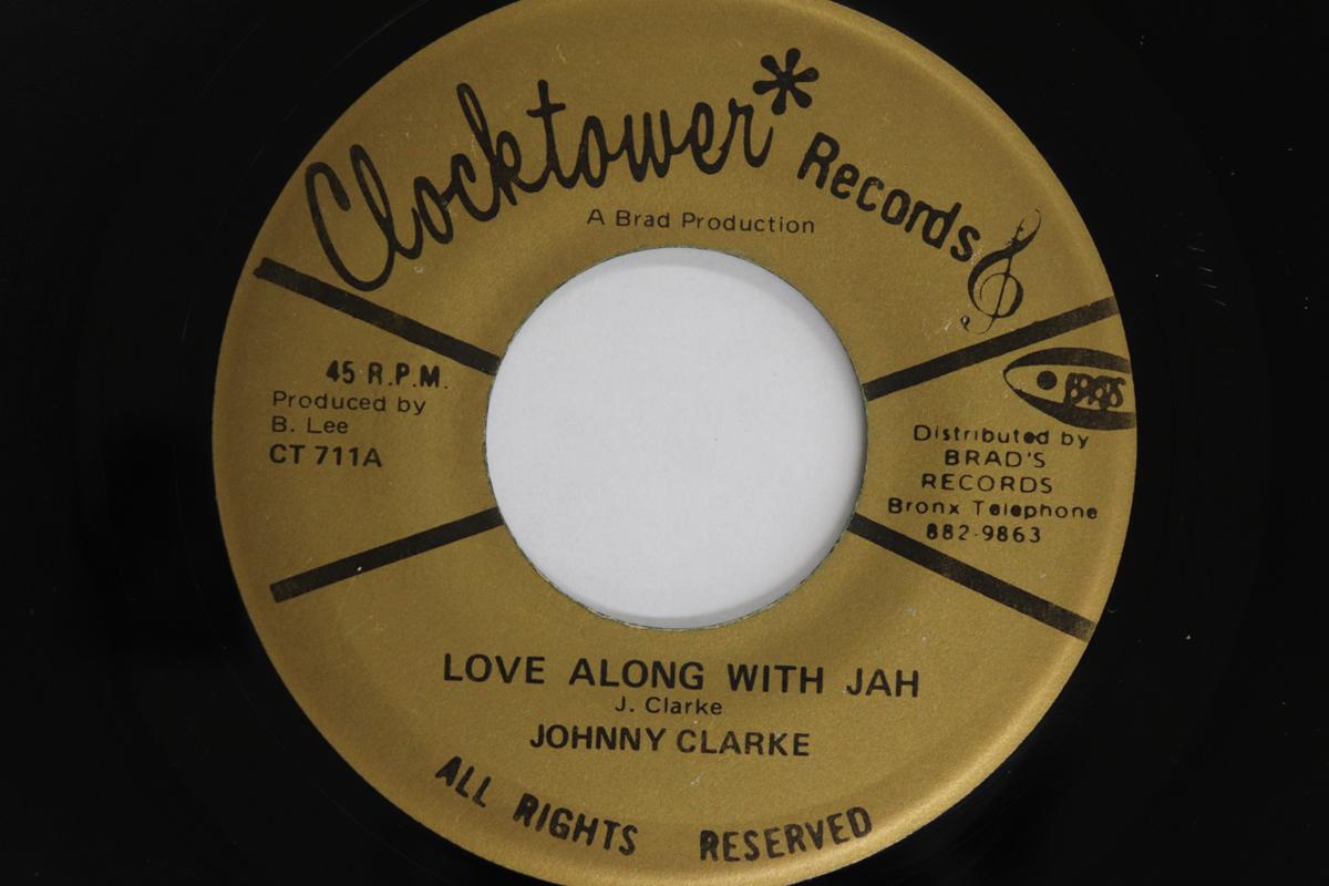 

7-дюймовая пластинка JOHNNY CLARKE / I ROY - Love Along With Jah / Buck Bryan CT711 CLOCKTOWER RECO 1975 US Регги, Ска и Даб Б/У