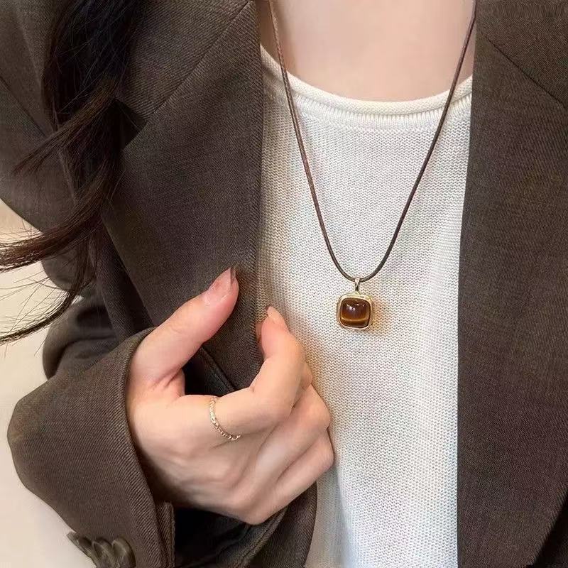 Japanese matte premium leaf pendant necklace women's premium long versatile accessories old retro sweater chain