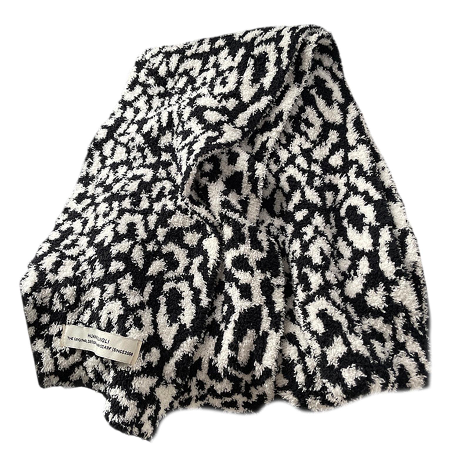 

Long Plush Scarf With Leopards Print Travel Friendly Outdoor Neckerchief Suitable for Trendy Women чорний