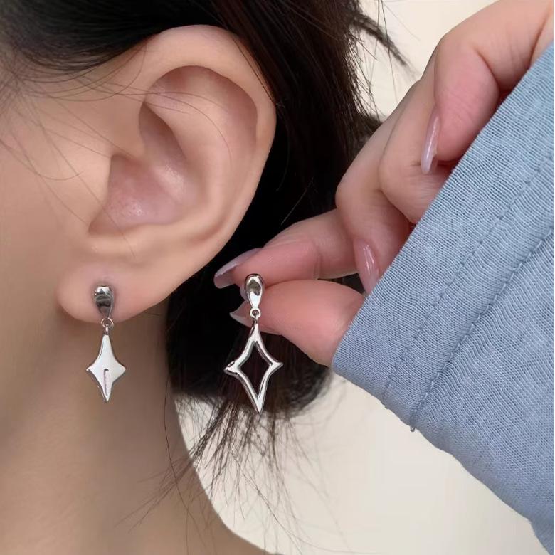 Lychee Jelly Powder Mosquito Coil Ear Clips: Elegant Chinese Style Moisturizing Earrings for Women