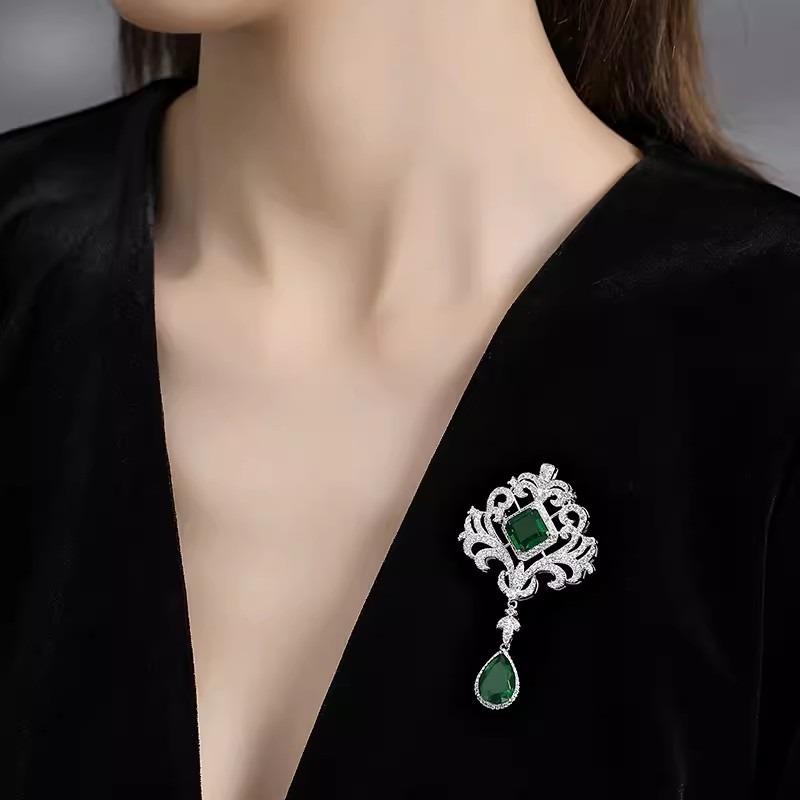 Crystal Hollowed-out Retro Court-style Brooch, Women's High-end Luxurious and Elegant Coat Brooch
