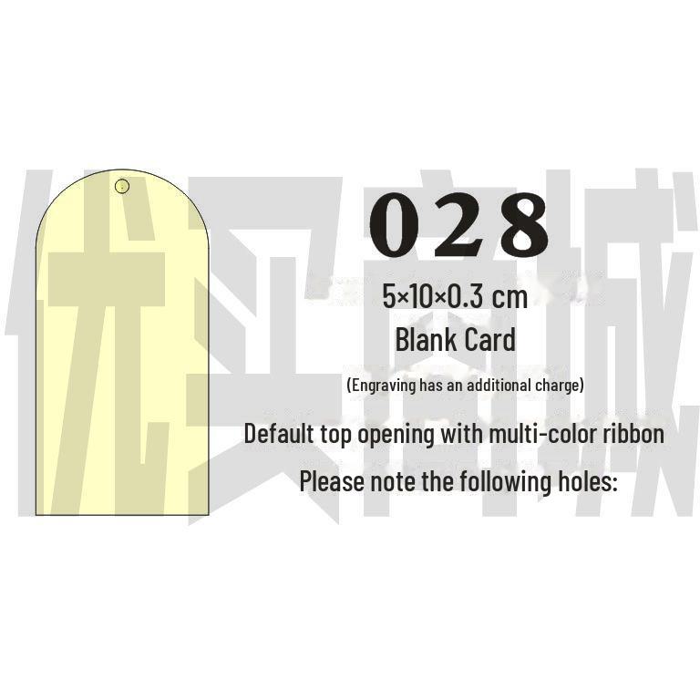 Gravovaná dřevěná karta s přáním s prázdnou visačkou a závěsnou cedulkou