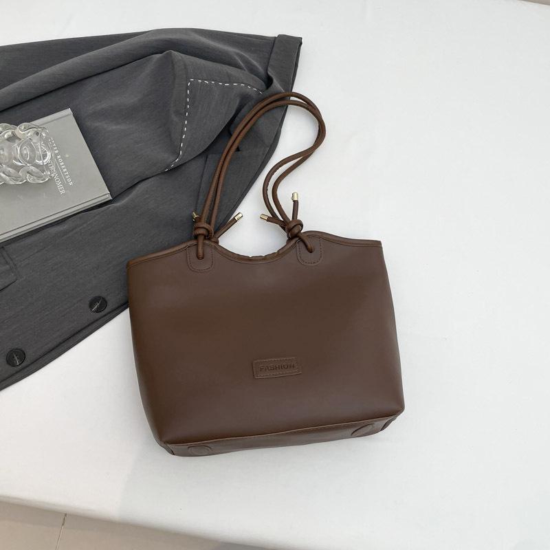 

Simple foreign style large capacity tote bag women s bag 2025 new fashion casual shoulder commuter bag lightweight shoulder bag коричневый