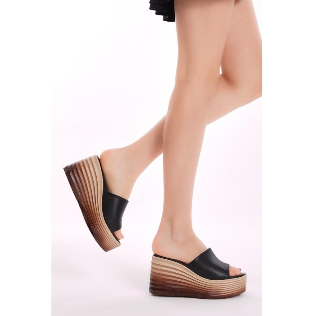 Damen-Hausschuhe mit einem Riemen und hohem Absatz und Keilabsatz