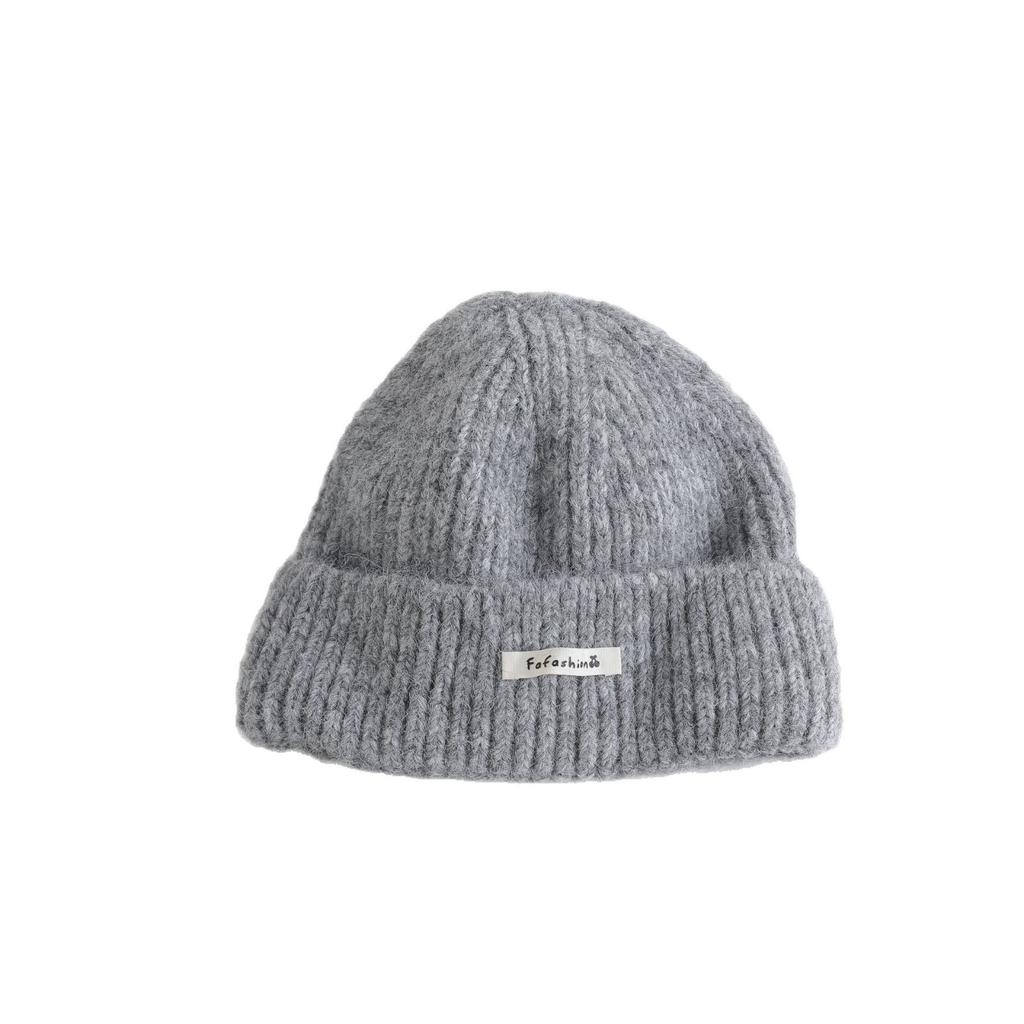 Japanese Simple Letter Pattern Labeling Knitted Hat for Women In Autumn and Winter New Warm and Thickened Cold Hat Showing A Small Face