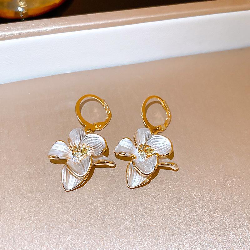 

Серьги-подвески с бриллиантовым маслом, в виде цветка, легкая роскошь, высокий класс, темперамент, клипсы для ушей, нишевый дизайн, модные универсальные серьги, женские