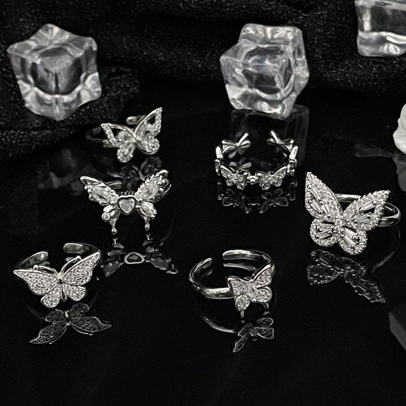 Elegancki Otwarty Pierścionek z Diamentami w Kształcie Motyla - Luksusowy i Modny Design dla Kobiet