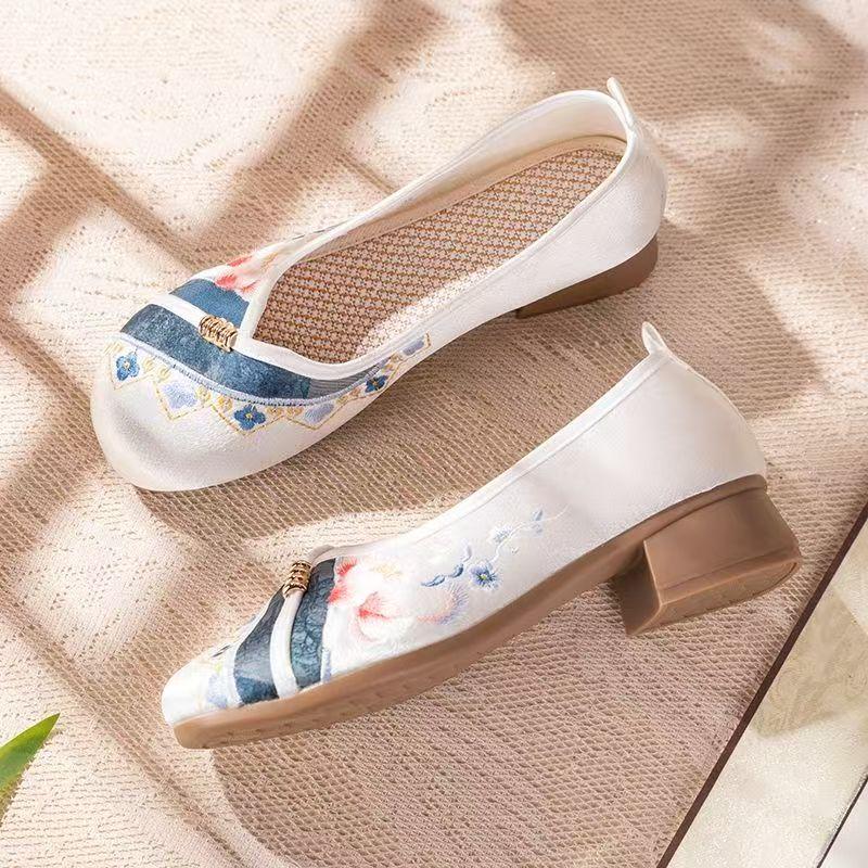 Women's Block Heel Embroidered Shoes Spring Autumn New Loose Round Toe Ethnic Style Cheongsam Shoes Kitten Heels Casual Shoes