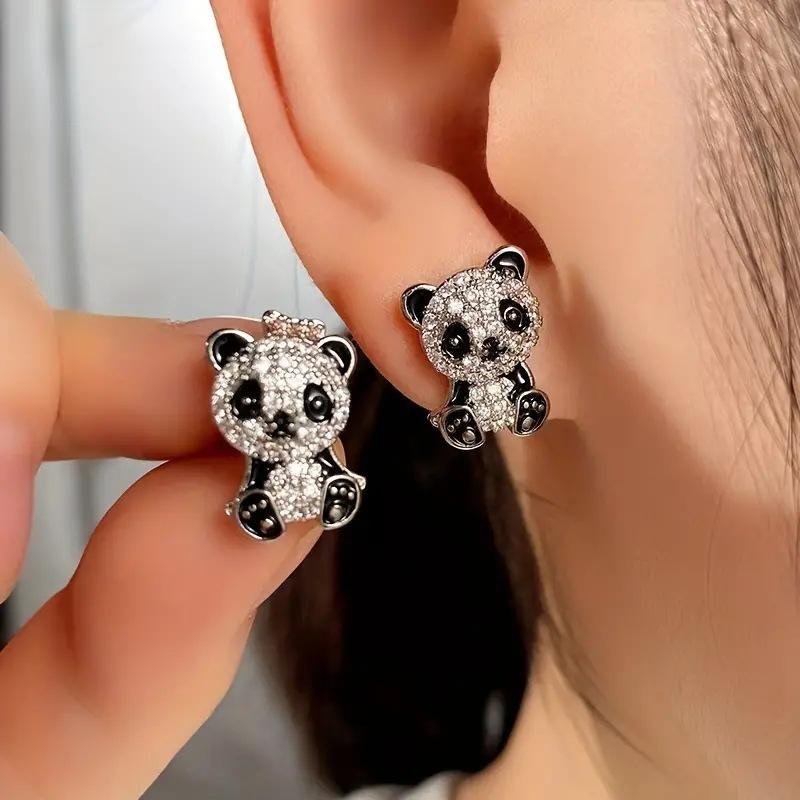 

Серьги-гвоздики с кубическим цирконием в стиле панды