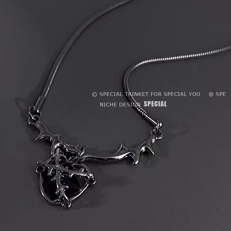 Sweet and cool dark wind thorn love necklace women s high-end design sense new versatile niche autumn and winter sweater chain simple
