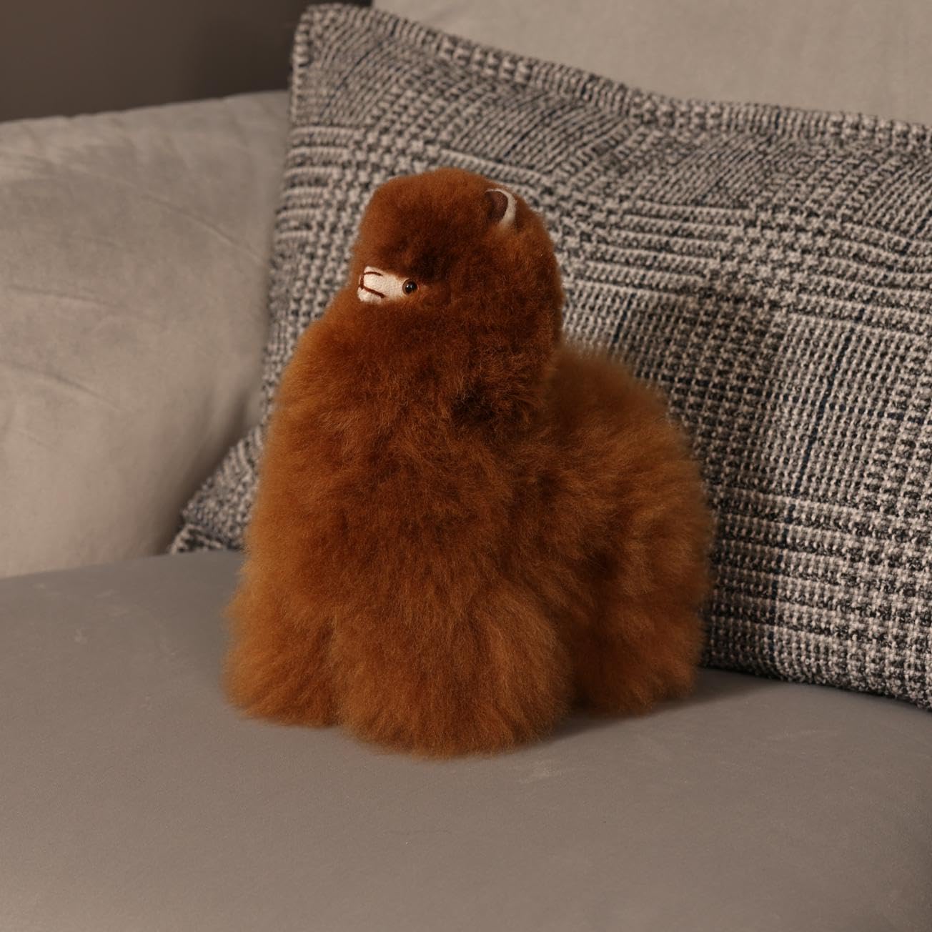 

Плюшевая игрушка альпака INJOI, Пушистая и милая, Ручной работы из редкой натуральной шерсти альпаки, Идеально подходит для юбилеев и особых случаев, в качестве подарка (22см,