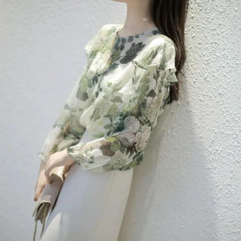 Zomerblouse voor dames van chiffon met groene bloemenprint en ruches aan de zoom.