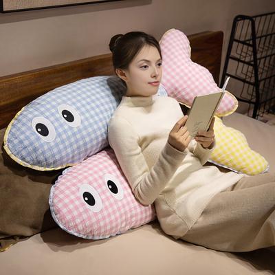 Gefülltes langes Fischkissen Niedliches kariertes Fisch Kuscheltier Plüschtier Beinkissen Rückenstütze Kopfteilkissen zum Seitenschlafen Sitzen