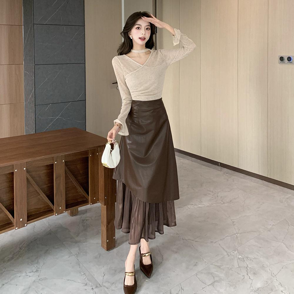 

Весенняя элегантность: Дышащая блузка с нерегулярной оборкой и облегающая кожаная миди-юбка S